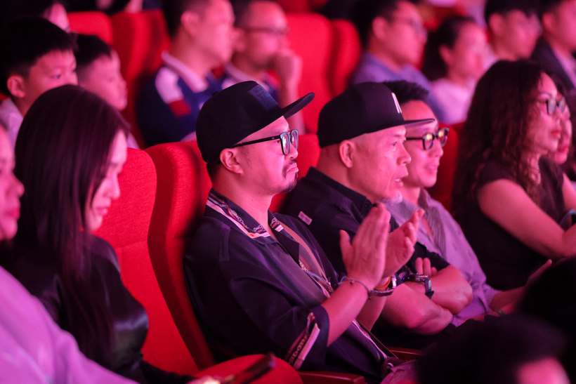 Nhạc sĩ Huy Tuấn và ca sĩ Hà Lê bày tỏ ấn tượng với Vinpearl Theatre, đánh giá cao vai trò tiên phong của Vingroup trong việc xây dựng hạ tầng và các sản phẩm văn hóa du lịch đột phá.