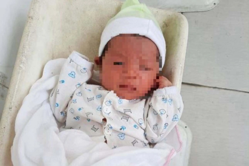 Bé gái sơ sinh được phát hiện bị bỏ rơi trước cổng nhà dân ở xã Quỳnh Văn. (Ảnh: Dân trí)