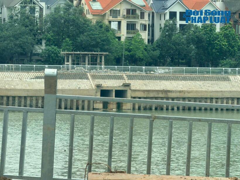 Lan can bảo vệ dọc tuyến hồ đã được lắp đặt hoàn chỉnh, bảo đảm an toàn và đồng bộ hạ tầng. Ảnh PV ghi nhận 3/7/2026.