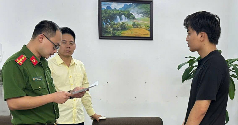 Bị can Nguyễn Quang Lợi (áo đen) bị khởi tố để điều tra về hành vi sản xuất, buôn bán hàng giả. (Ảnh: Công an Cao Bằng)