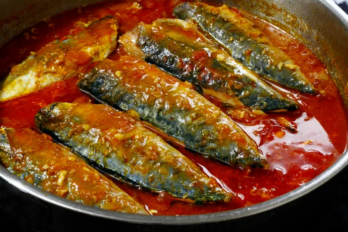 Cá nục kho cà chua.