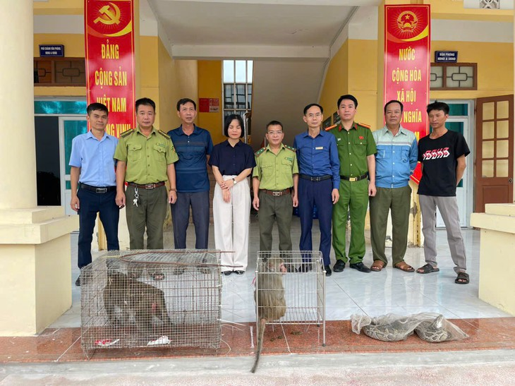 Công an xã Nam An Phụ vận động nhân dân tự nguyện giao nộp 3 cá thể động vật hoang dã, sau đó bàn giao cho cơ quan chức năng. (Ảnh: Công an xã Nam An Phụ)
