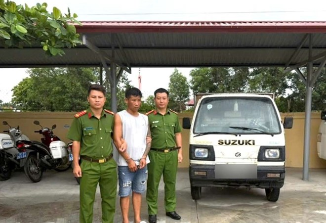 Đối tượng Cao Thanh Toàn (áo trắng) và chiếc xe tô tô tang vật bị Công an phường Đông A, tỉnh Ninh Bình phát hiện, bắt giữ. Ảnh: Công an Ninh Bình