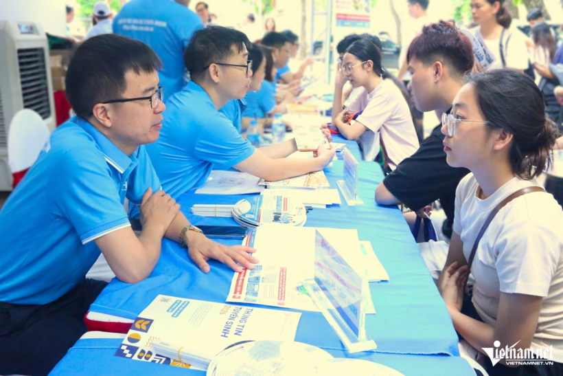 Thí sinh được tư vấn tại khu vực Trường ĐH Khoa học Tự nhiên, Đại học Quốc gia Hà Nội. Ảnh: Thanh Hùng