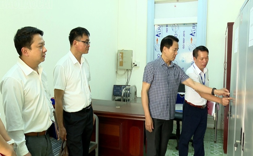 Ông Luyện Hữu Chung, Giám đốc Sở GD-ĐT tỉnh Lào Cai kiểm tra cơ sở vật chất tại Trường THPT Lý Thường Kiệt, ngày 22/5. (Ảnh: Báo Lào Cai)