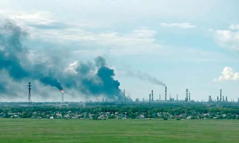 Khói đen bốc lên tại nhà máy lọc dầu Omsk ngày 6/7. Ảnh:&nbsp;Moscow Times