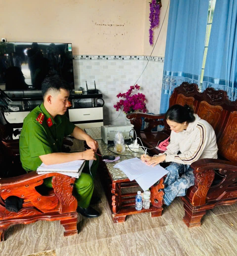 Đối tượng tổ chức đánh bạc (mua bán số lô, số đề) Trần Thủy Tuyên. (Ảnh: Công an tỉnh Vĩnh Long)