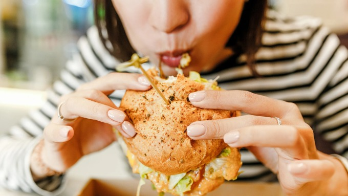 Ăn uống thiếu lành mạnh cũng làm tăng nguy cơ bị u xơ tử cung