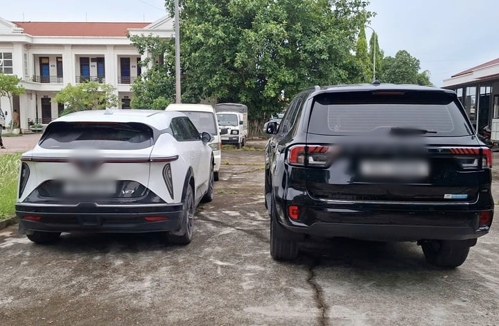 Ô tô màu trắng gắn biển số giả trùng với biển xe ô tô màu đen. (Ảnh: VTC News)