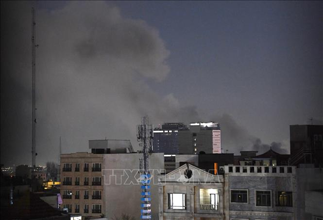Khói bốc lên sau các cuộc không kích của lực lượng Mỹ - Israel xuống thủ đô Tehran, Iran ngày 1/3/2026. Ảnh minh họa: THX/TTXVN