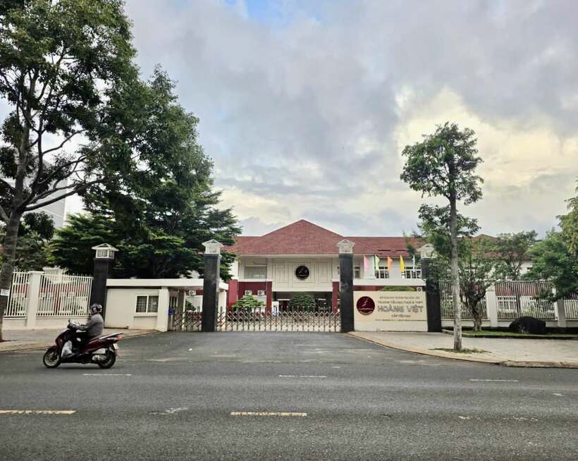 Gần 40 học sinh từ khối 1 đến khối 12 của Trường Tiểu học, Trung học Cơ sở và Trung học Phổ thông Hoàng Việt nhập viện nghi do ngộ độc. Ảnh: VOV