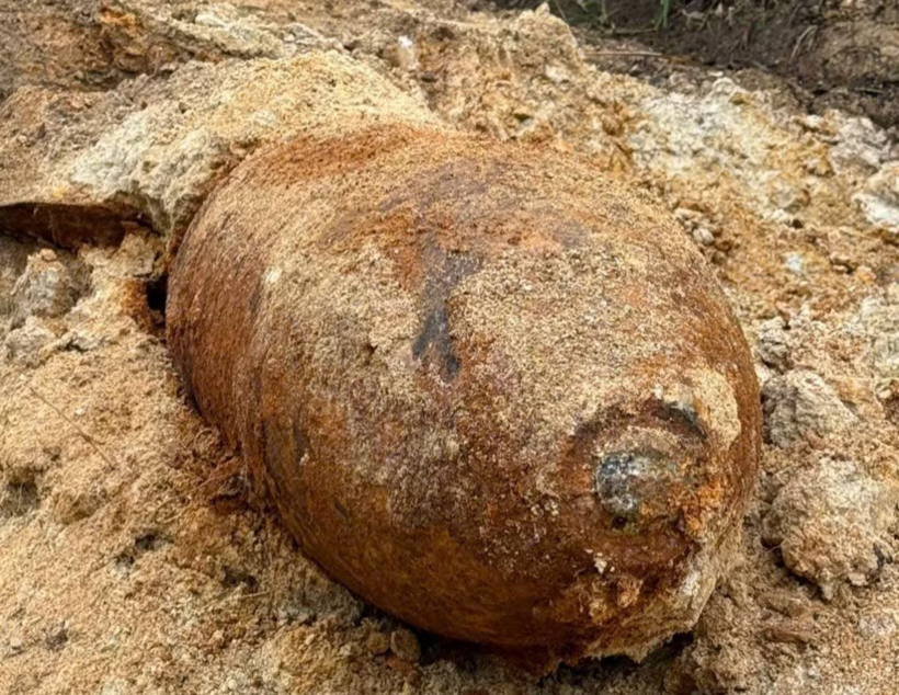 Quả bom có trọng lượng ước khoảng 500kg được phát hiện trong quá trình thi công đường gom tại xã Bảo Hà, tỉnh Lào Cai. (Ảnh: UBND xã Bảo Hà)