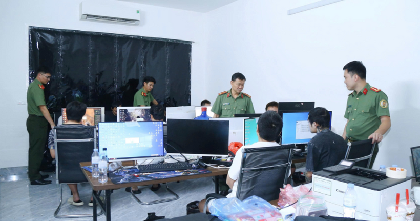 Lực lượng công an kiểm tra thiết bị do các đối tượng sử dụng để lừa đảo qua mạng. (Ảnh: Như Quỳnh)