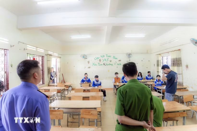 Cơ quan điều tra làm việc với nhóm học sinh liên quan. Ảnh: TTXVN phát