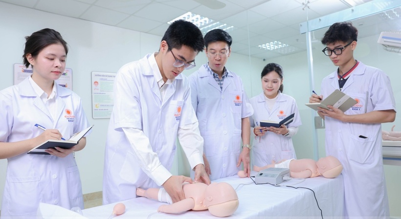 Để trở thành các bác sĩ, sinh viên khoa Y phải trưởng thành từ những đêm trực xuyên thấu. Ảnh: BTC
