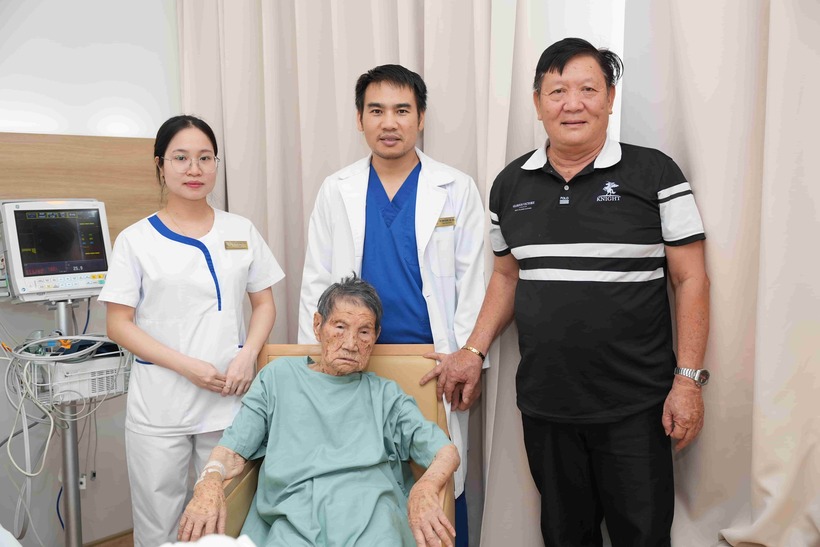 BS Vũ Văn Quân cùng đội ngũ điều dưỡng Vinmec Hải Phòng thăm khám, chúc mừng cụ bà Hoàng Thị Hát (103 tuổi) hồi phục tích cực sau phẫu thuật.