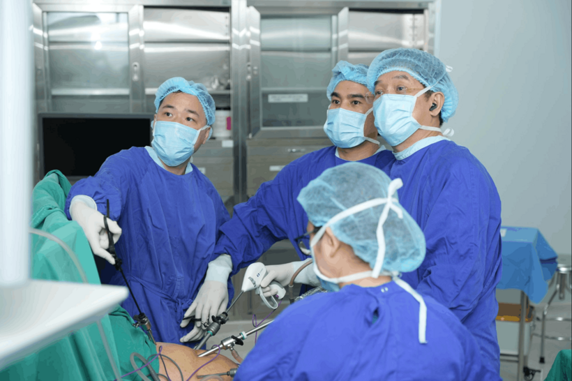 Ê-kíp phẫu thuật Vinmec Hải Phòng thực hiện ca mổ cho cụ bà Hát sau quá trình&nbsp;hội chẩn và đánh giá toàn diện