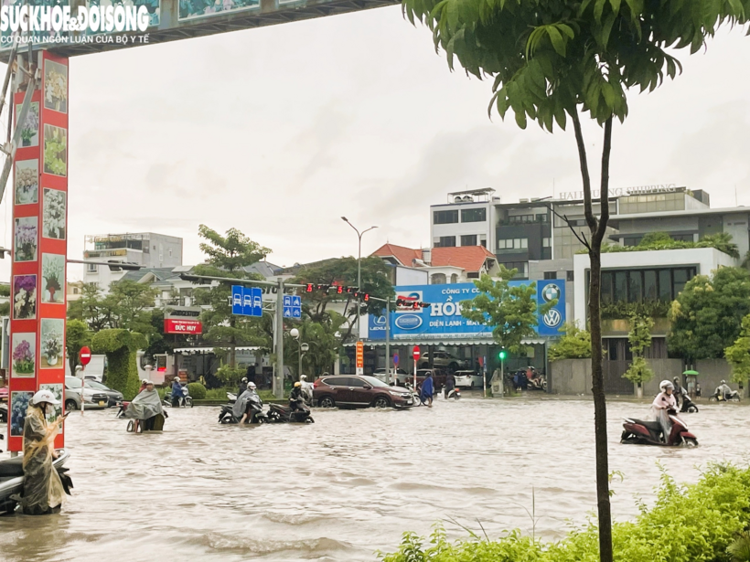 Nhiều phương tiện không thể di chuyển, buộc phải dắt bộ qua điểm ngập sâu. Ảnh: TD