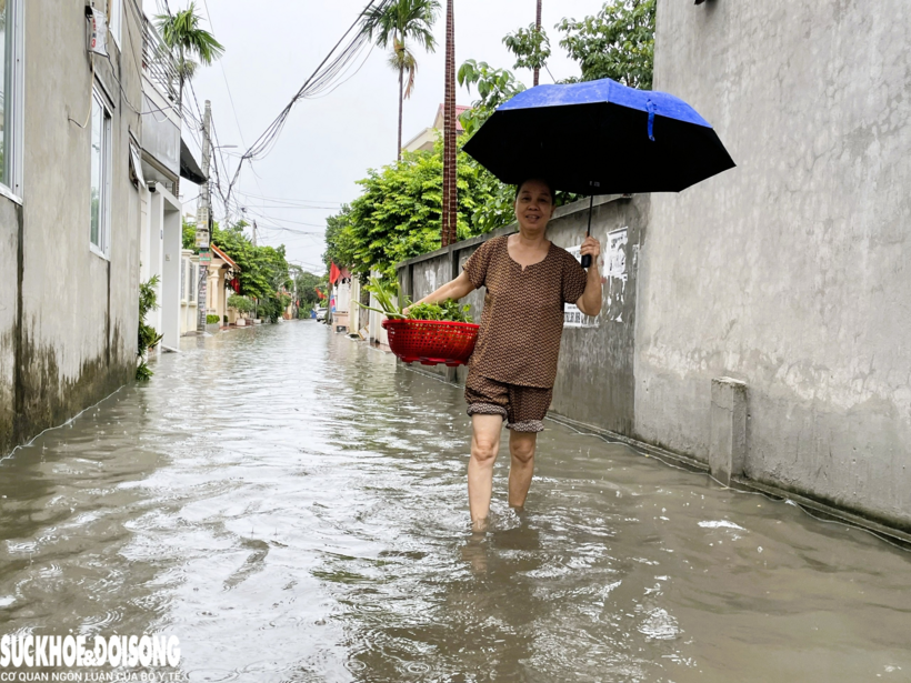 Các ngõ nhỏ trong khu dân cư cũng rơi vào tình trạng ngập sâu. Ảnh: TD