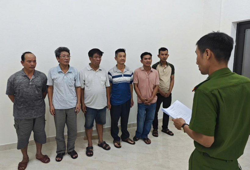 Các đối tượng bị tạm giữ hình sự trong vụ án tổ chức đánh bạc và đánh bạc. Ảnh: Công an Đà Nẵng