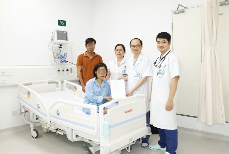 Bệnh nhân phục hồi sau khi được các bác sĩ điều trị. Ảnh: Bệnh viện Bạch Mai