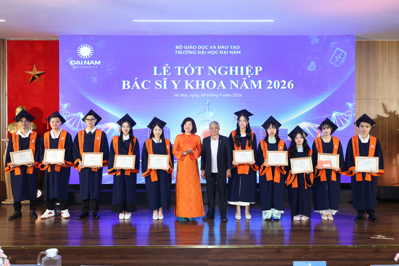 PGS.TS Đào Thị Thu Giang trao bằng tốt nghiệp cho sinh viên khoa Y. Ảnh: BTC