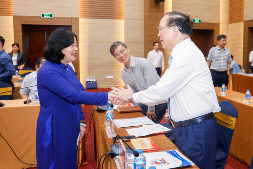 Bà Bùi Thị Minh Hoài - Ủy viên Bộ Chính trị, Bí thư Trung ương Đảng, Bí thư Đảng ủy MTTQ, các đoàn thể Trung ương, Chủ tịch Ủy ban Trung ương MTTQ Việt Nam cùng đại biểu tham dự Hội nghị (Ảnh: Quang Vinh).