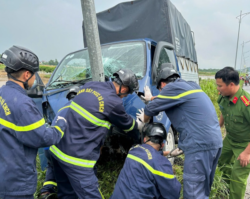 Lực lượng Cảnh sát Phòng cháy, chữa cháy và cứu nạn, cứu hộ giải cứu 2 nạn nhân mắc kẹt. Ảnh CACC