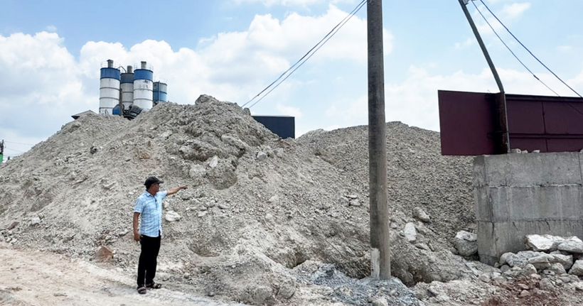 Khu vực đổ chất thải bê tông rắn ra môi trường của Công ty trách nhiệm hữu hạn Ứng dụng công nghệ sạch Thiên Trường ở phường Phượng Sơn. (Ảnh: VKSND tỉnh Bắc Ninh)