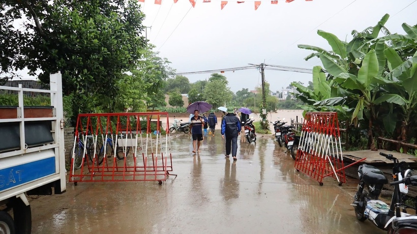 UBND xã Phú Đình khuyến cáo người dân tuyệt đối không đi qua các khu vực ngập sâu, cầu tràn, ngầm tràn, nơi nước chảy xiết. Ảnh: Trang thông tin xã Phú Đình