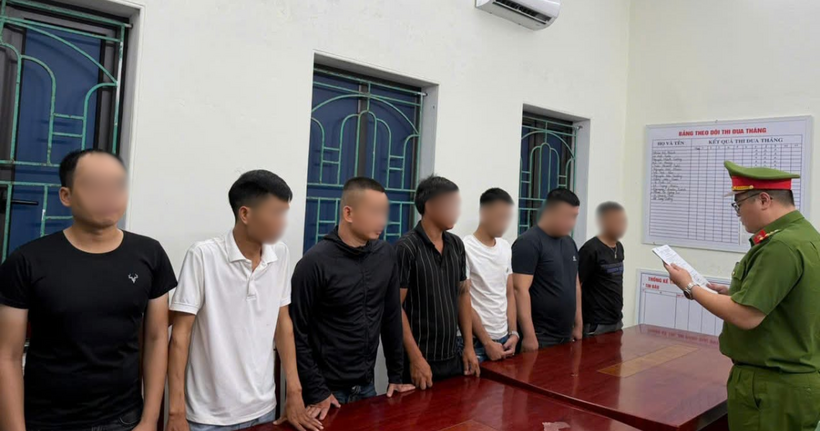 Các đối tượng tại cơ quan công an. (Ảnh: Công an Hưng Yên)