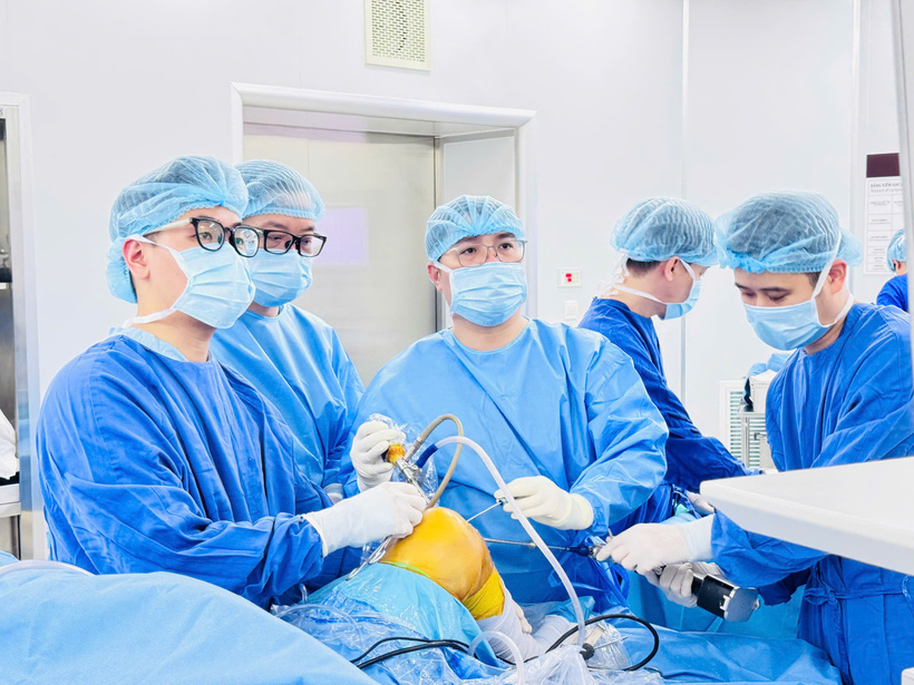 Ê-kíp bác sĩ Vinmec Hải Phòng thực hiện phẫu thuật tái tạo dây chằng chéo trước cho người bệnh.