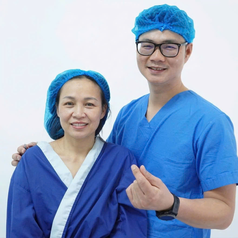 BS CKI Hoàng Đức Trọng: Gần 20 năm theo đuổi phẫu thuật tạo hình, ghi dấu ấn với các ca ngực sa trễ phức tạp - 1