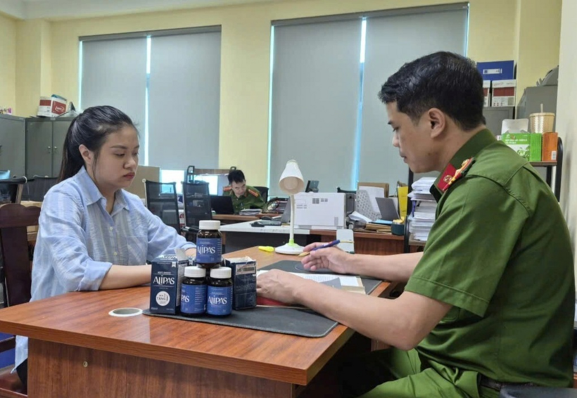 Nguyễn Thị Tuyết Nga làm việc với công an (Ảnh: Công an cung cấp)./ Theo Dân trí.