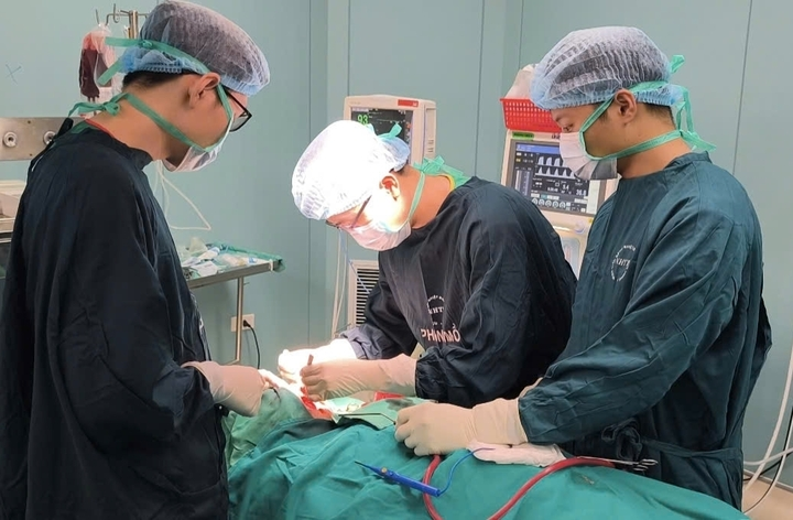 Các bác sĩ tiến hành chích rạch dẫn lưu, cắt lọc bước đầu các mô hoại tử. Ảnh: VTC News