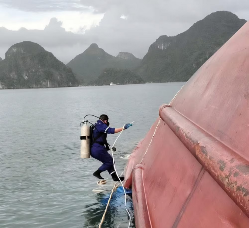 Các lực lượng chức năng tiếp tục tìm kiếm nạn nhân còn lại từ 6h30 ngày 10/7. Ảnh: Tiền phong.