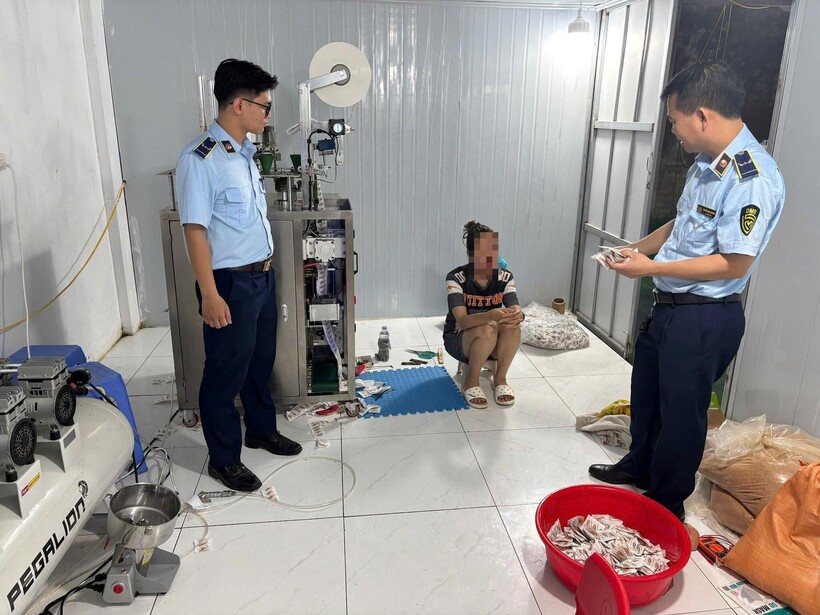 Lực lượng chức năng phát hiện nhiều sản phẩm và thiết bị để thực hiện hành vi sản xuất hàng giả tại cơ sở. Ảnh: QLTTHN