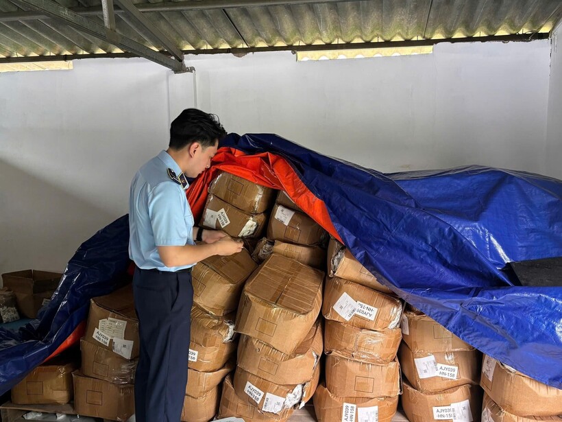 Hàng trăm thùng hàng hóa thực phẩm giả đã bị lực lượng chức năng phát hiện ngăn chặn kịp thời trước khi bị đưa ra thị trường. Ảnh: QLTTHN