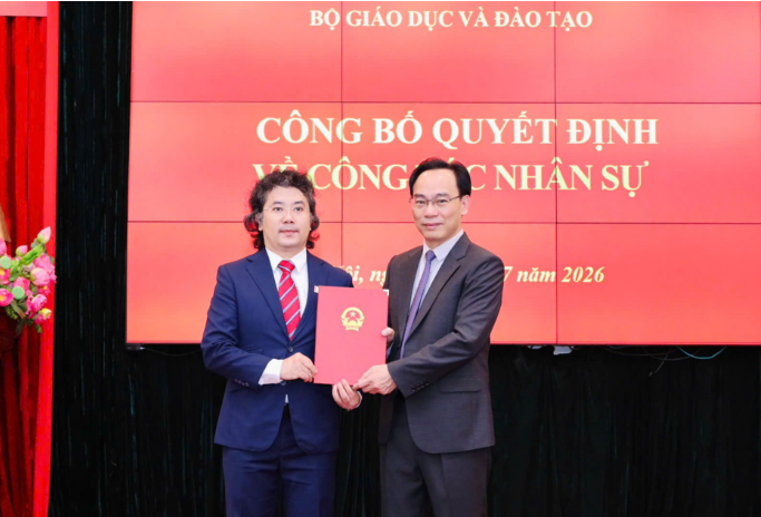 Bộ trưởng GD&ĐT Hoàng Minh Sơn trao quyết định bổ nhiệm PGS. Tạ Hải Tùng giữ chức Phó Giám đốc Đại học Bách khoa Hà Nội. Ảnh: HUST.