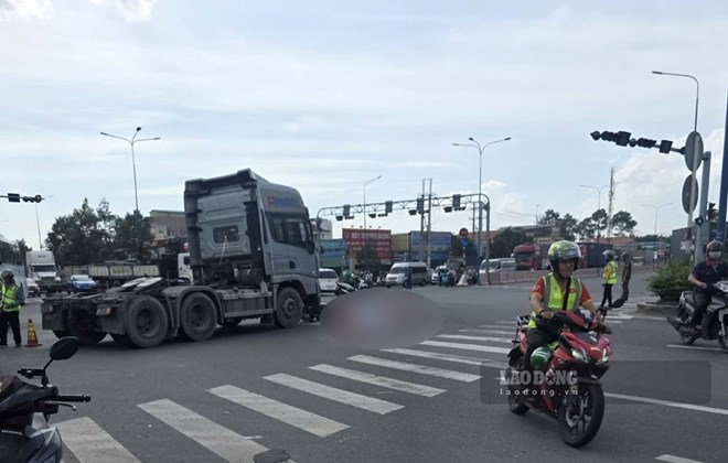 Hiện trường vụ tai nạn khiến người phụ nữ tử vong ở phường An Phú, TPHCM. Ảnh: Đình Trọng.