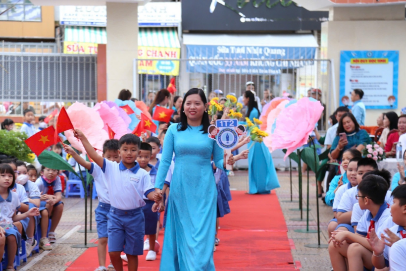 Cô và trò TP.HCM. Ảnh: Yến Hoa