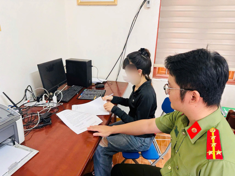 Công an xã Nguyễn Lương Bằng xử lý N.T.H. về hành vi chia sẻ thông tin sai sự thật trên mạng xã hội.