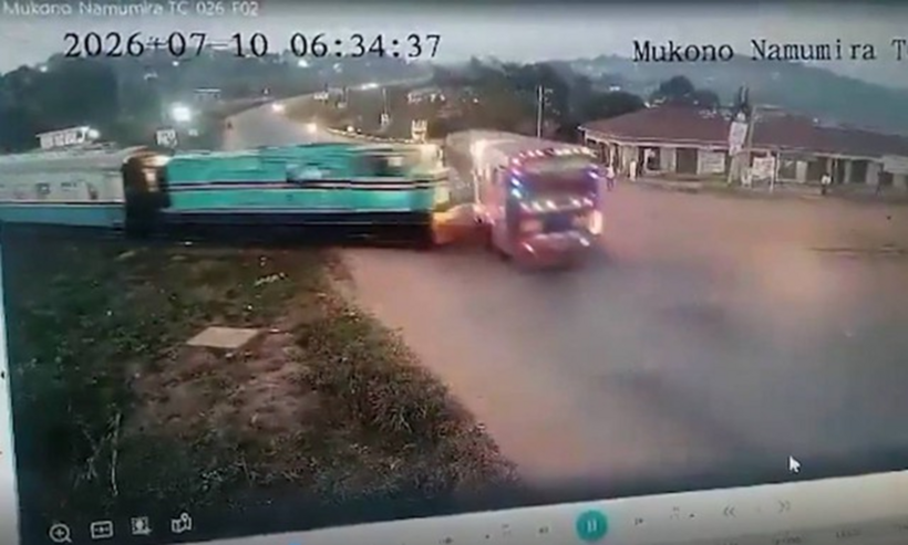 Khoảnh khắc 2 phương tiện va chạm.