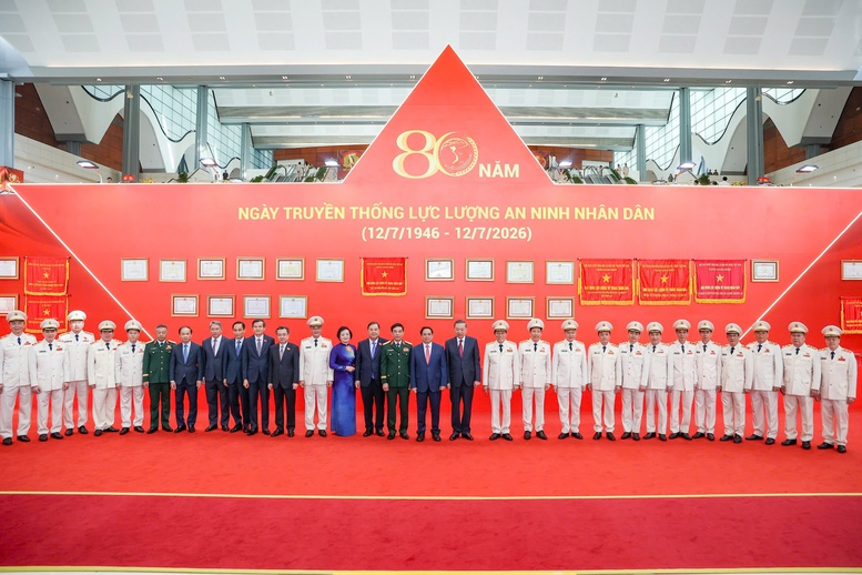 Tổng Bí thư, Chủ tịch nước cùng các đồng chí lãnh đạo, nguyên lãnh đạo Đảng, Nhà nước tham dự buổi lễ - Ảnh: VGP/Nhật Bắc