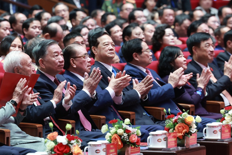Tổng Bí thư, Chủ tịch nước cùng các đồng chí lãnh đạo, nguyên lãnh đạo Đảng, Nhà nước tham dự buổi lễ - Ảnh: VGP/Nhật Bắc