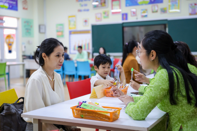 Phụ huynh học sinh tìm hiểu về tuyển sinh đầu cấp tại trường học. Ảnh: Thanh Niên
