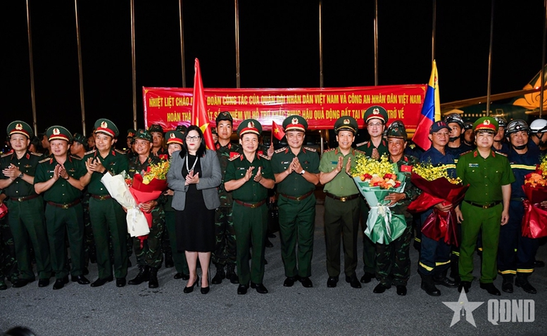 Lãnh đạo Bộ Quốc phòng, Bộ Công an tặng hoa lực lượng cứu hộ, cứu nạn tại sân bay Nội Bài.