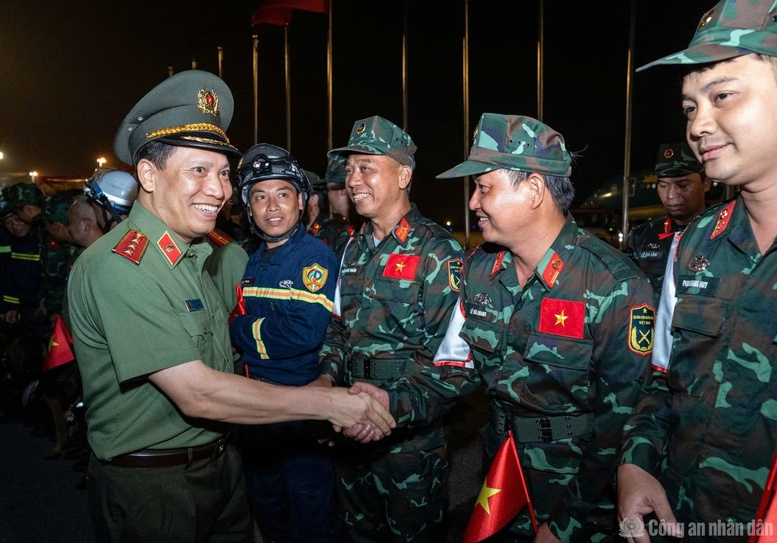 Thứ trưởng Bộ Công an Lê Văn Tuyến chúc mừng các thành viên trong Đoàn CNCH Việt Nam hoàn thành xuất sắc nhiệm vụ quốc tế trở về.