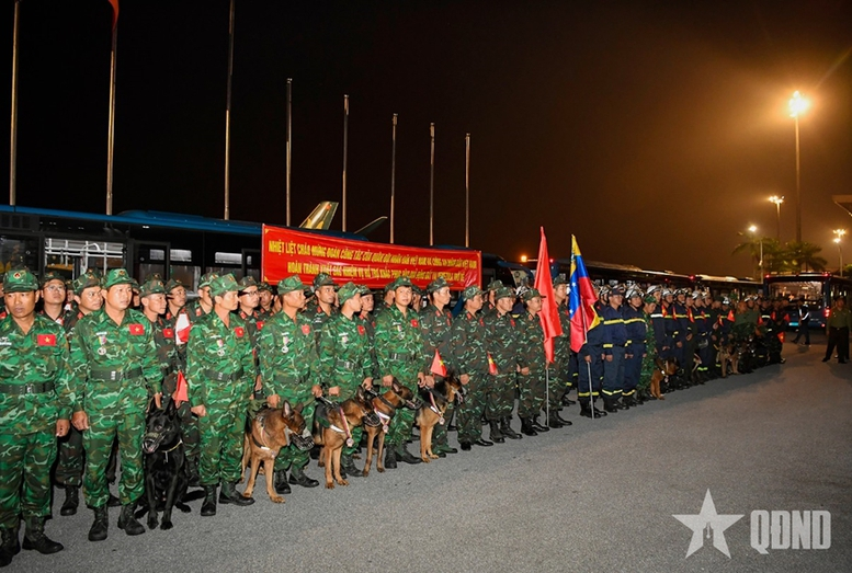 Các lực lượng tham gia cứu hộ, cứu nạn về nước an toàn.