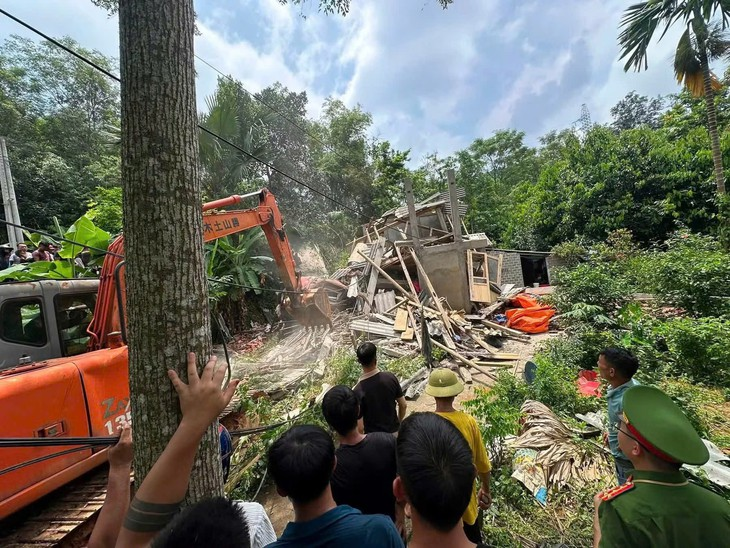 Lực lượng chức năng tại hiện trường vụ tai nạn. Ảnh: Sức khỏe & Đời sống